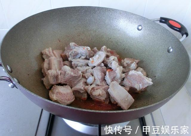 牛肉怎么炖才能软烂别只会焯水了,多加1碗它,牛肉入味还不柴