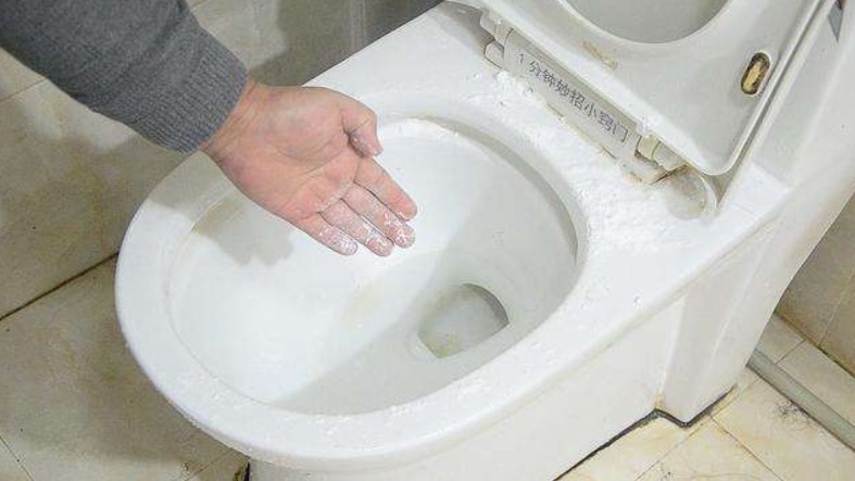 盐撒马桶里，原来作用这么厉害，解决了家庭中一大难题！