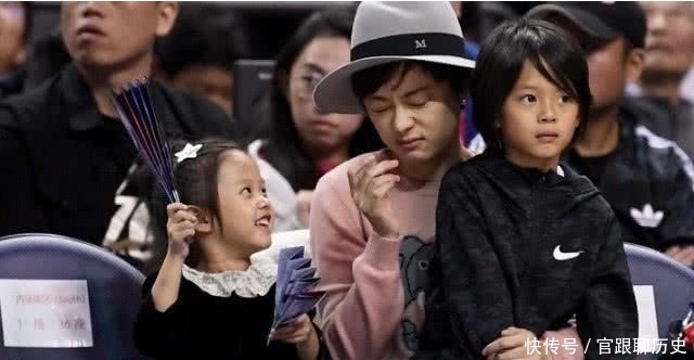 宝妈|“霸道姐姐”偷偷欺负二胎弟弟，被家长发现后迅速开溜，表情搞笑