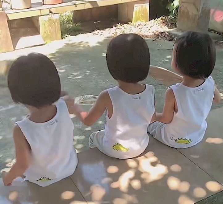 农村|三胞胎交给奶奶带了三个月,妈妈直接认不出,画面太真实