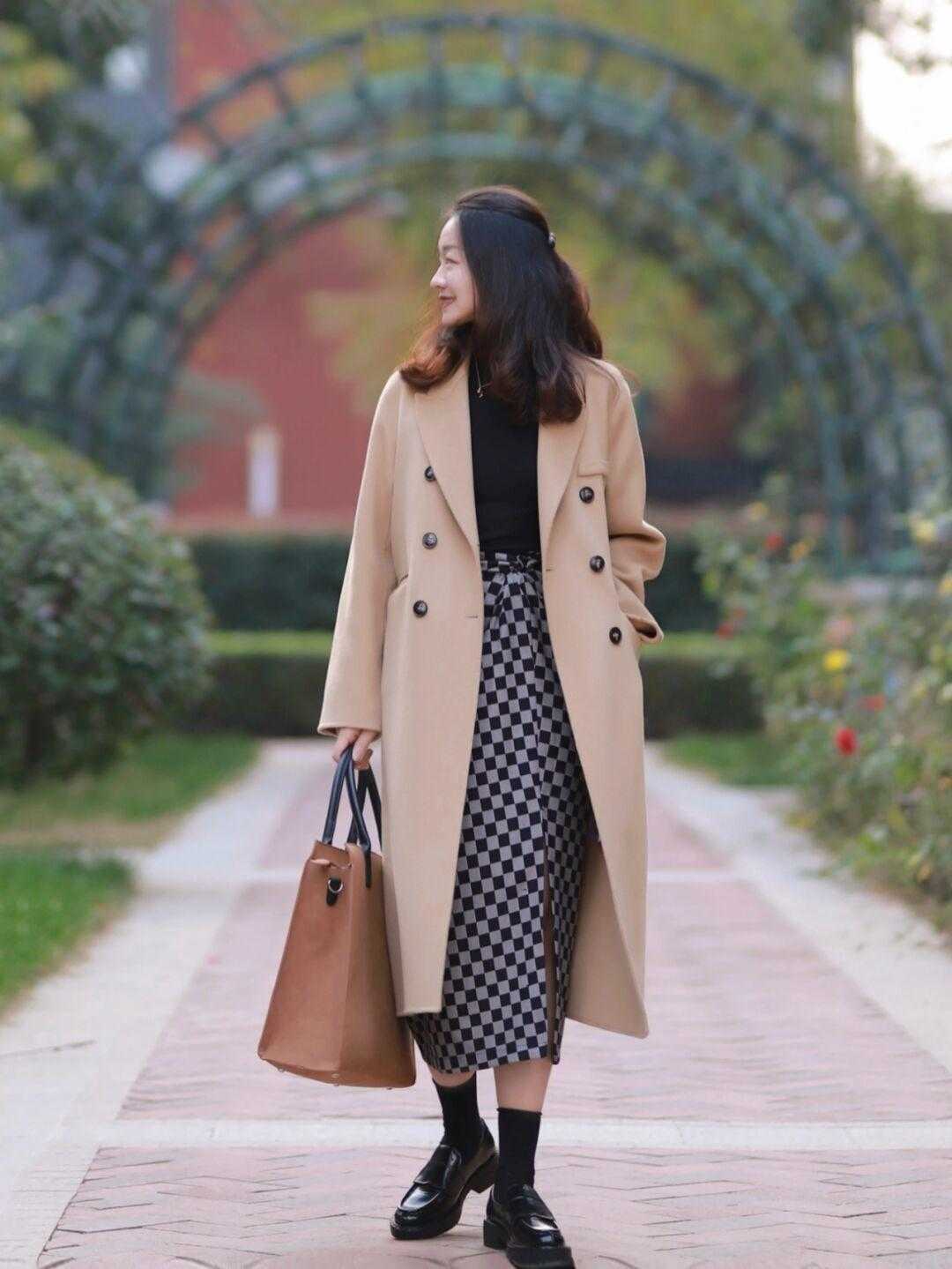 大衣 中年女性别乱穿衣,用大衣搭配这几件下装,精致显瘦又减龄