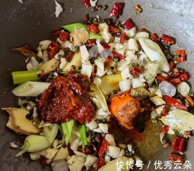 麻辣|芹菜洋葱炒龙虾尾,嘬一口龙虾尾,麻辣鲜香,好吃极啦!