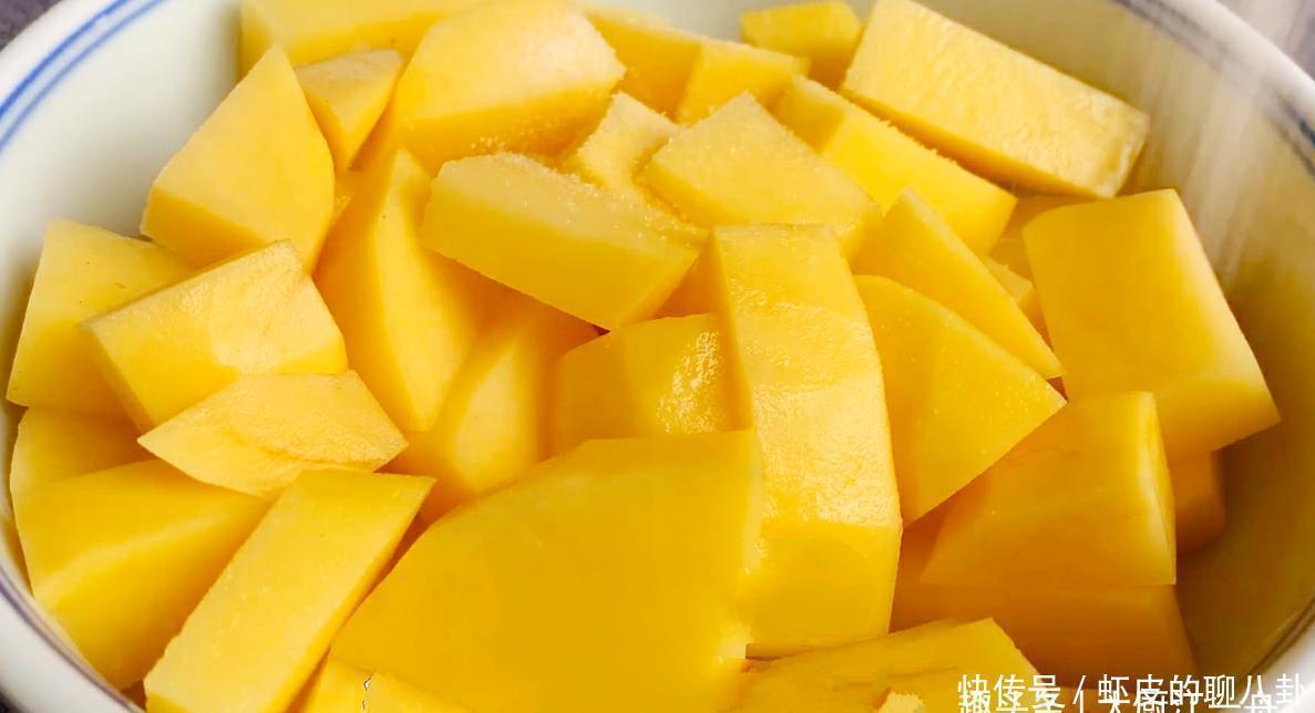 五花肉别再红烧了,教你个秘制做法,开胃又解馋,农村待客全靠它