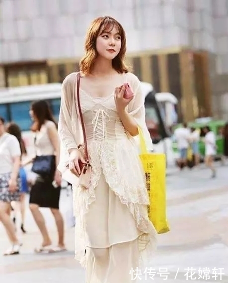 美女一袭蓝色长裙,惊铯的容貌,网友 有妖气