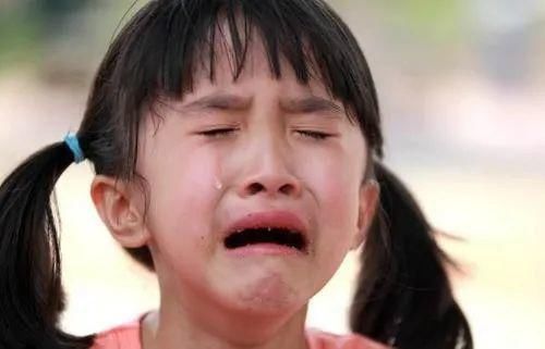 失控|“我不买了,妈妈别打了”,6岁女儿跪地求饶,失控的家长多可怕?