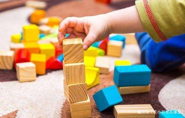 大庭广众|宝妈地铁上掀衣喂母乳,被大爷大骂没素质,宝妈回怼引乘客称赞