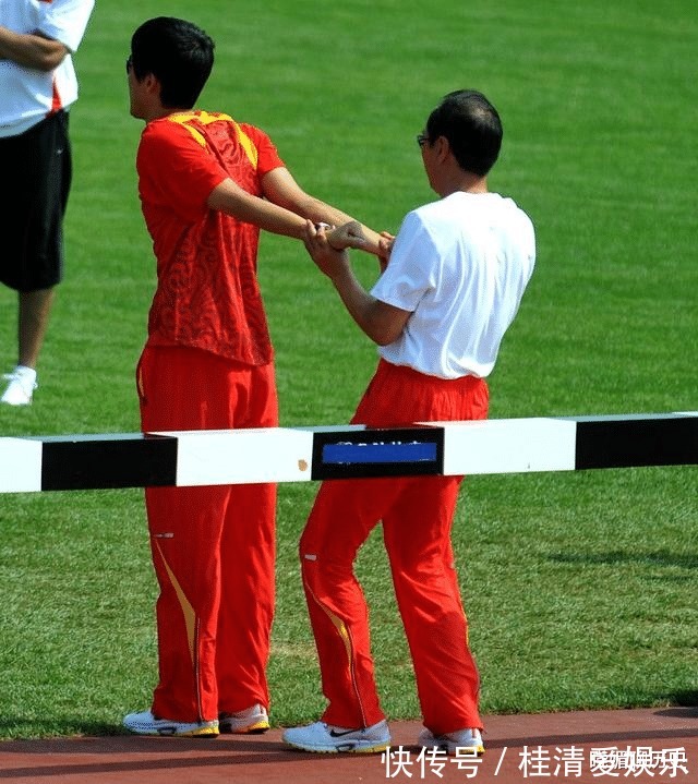 公园|湖南一男子公园晨跑猝死，家属在旁哭得撕心裂肺