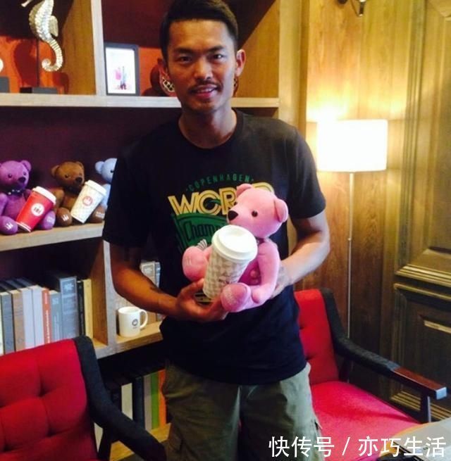 参观林丹一家人住的豪宅，妻子有个专用练舞房，足见林丹有多疼她