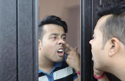 毛发|“鼻毛变白”是衰老前兆吗?其实还有其他可能,男性朋友多注意