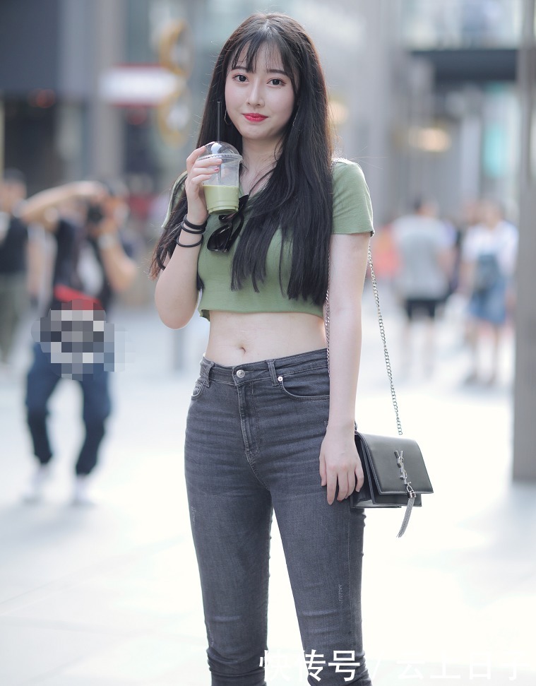 感觉|微胖美女，一身露脐装，气质清新甜美！