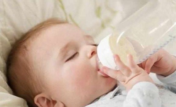 打嗝|新生儿打嗝、吐奶，宝妈们要注意，别让宝宝因为这个受伤害