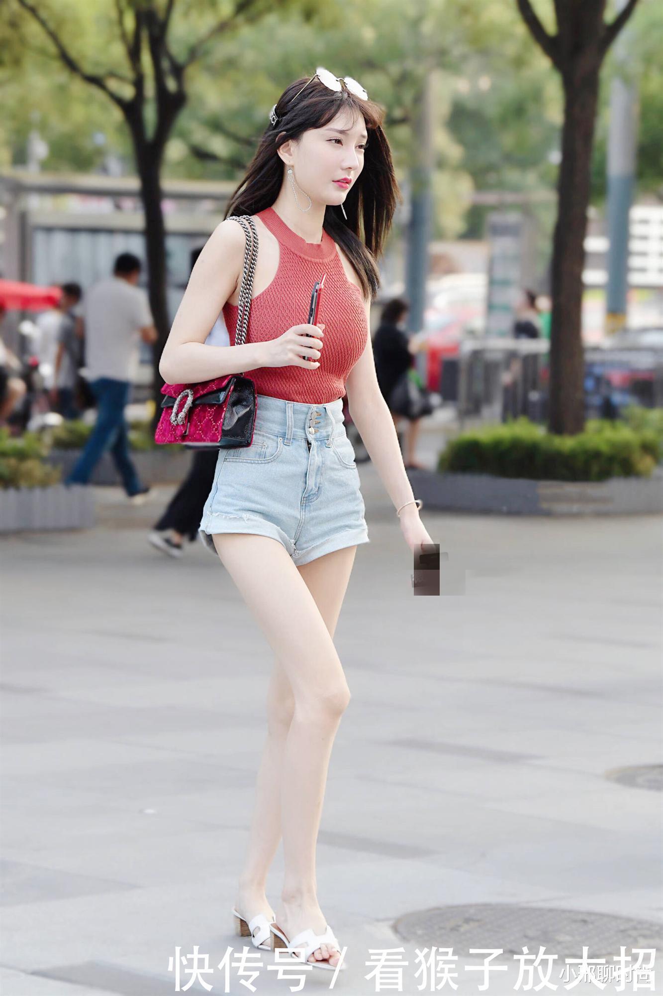 穿搭|深红色挂脖上衣搭配牛仔短裤,清新又自然,简单又时尚