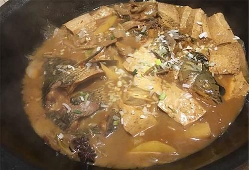 无论炖什么鱼,都不能放这2种调料,不然鱼腥味更重!