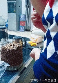 |搞笑GIF：单身久了什么事情都做的出来， 是时候找个女朋友了