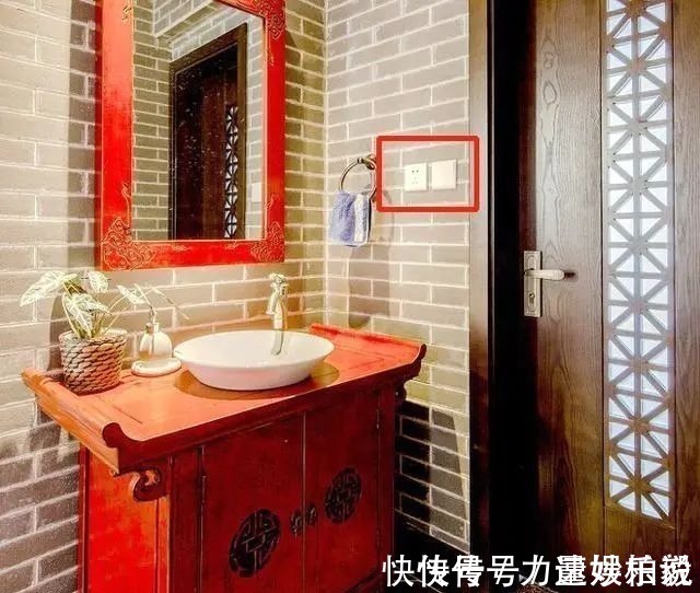 洗脸盆|洗脸盆边装插座?老师傅建议大家注意这个细节,现在知道还不晚