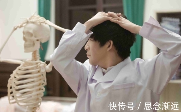 邓伦|《密逃》民国医院真的来了!何炅二度加盟成杀手锏,粉丝却很担心