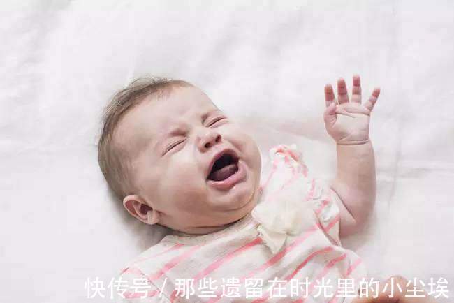 小萝莉接爸爸下班,可把小情人高兴坏了,下一秒跌倒爸爸心疼坏了