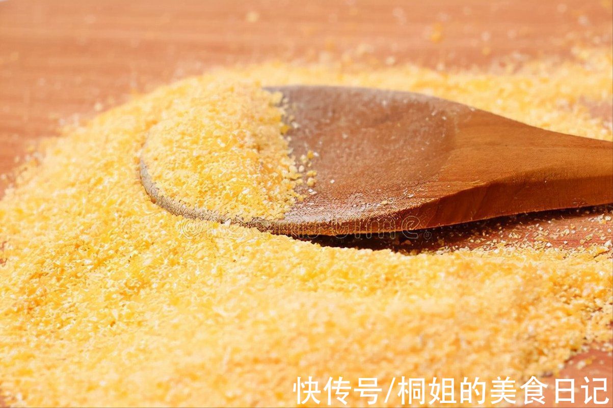 天冷多吃粗粮好处多，做玉米面窝头多放3味料，松软好吃不噎人