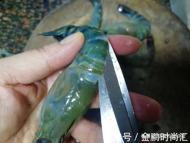 避风塘虾|避风塘罗氏虾,香酥的外壳,包裹着脆爽的虾肉,别提多美味