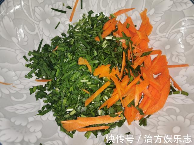 早餐饼|一把韭菜,一根胡萝卜,做好吃的蔬菜饼,简单营养,五分钟就完成