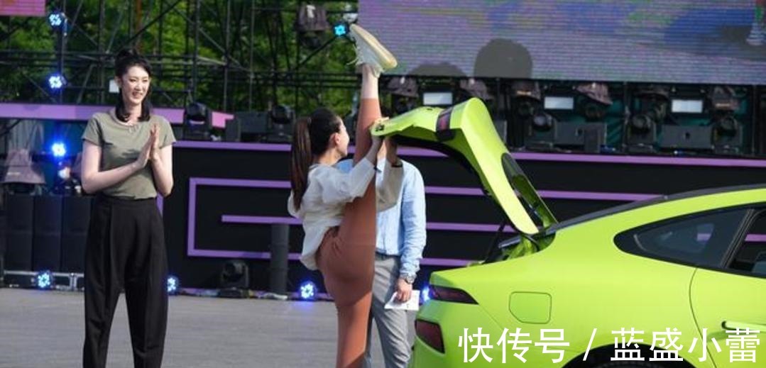 体操运动员|艺术体操女神晒照,自称是假笑少女,梨涡浅笑的她,一字马很吸睛!