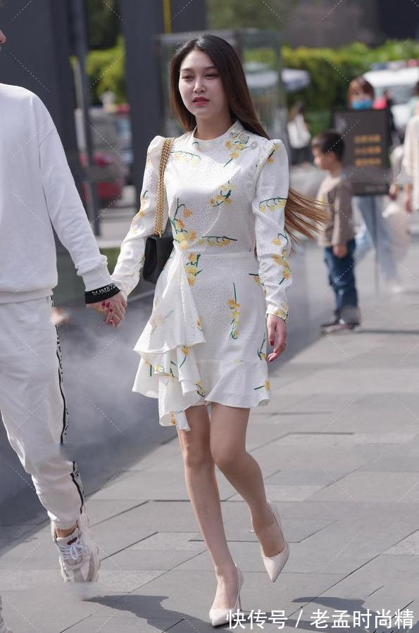 街拍|街拍:印花连衣裙, 散发时尚与魅力, 释放青春与朝气