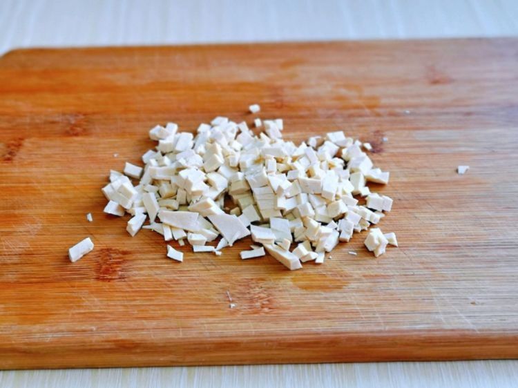 做韭菜盒子的时候加点虾皮和香干,味道太鲜美了,真过瘾