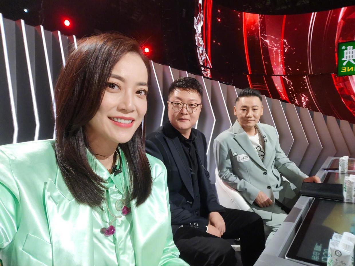 霍汶希气质真绝了！穿黑色西装套装高级干练，很有女企业家风范