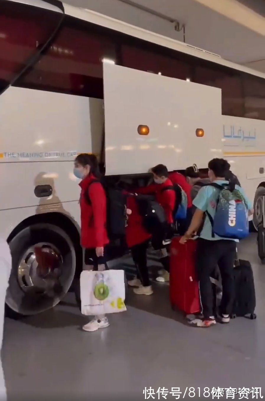 短池|小鳥依人!全紅嬋隨游泳隊抵達阿聯(lián)酋,排隊入境像小可愛闖入巨人國