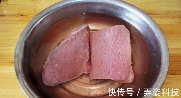 为什么牛肉越焯水越“脏” 老厨师说 你肯定是忘了加“它”