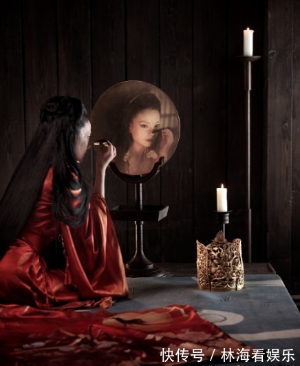 女鬼图&清朝一幅女鬼图,很多网友都不敢看,放大10倍你看她在干什么!