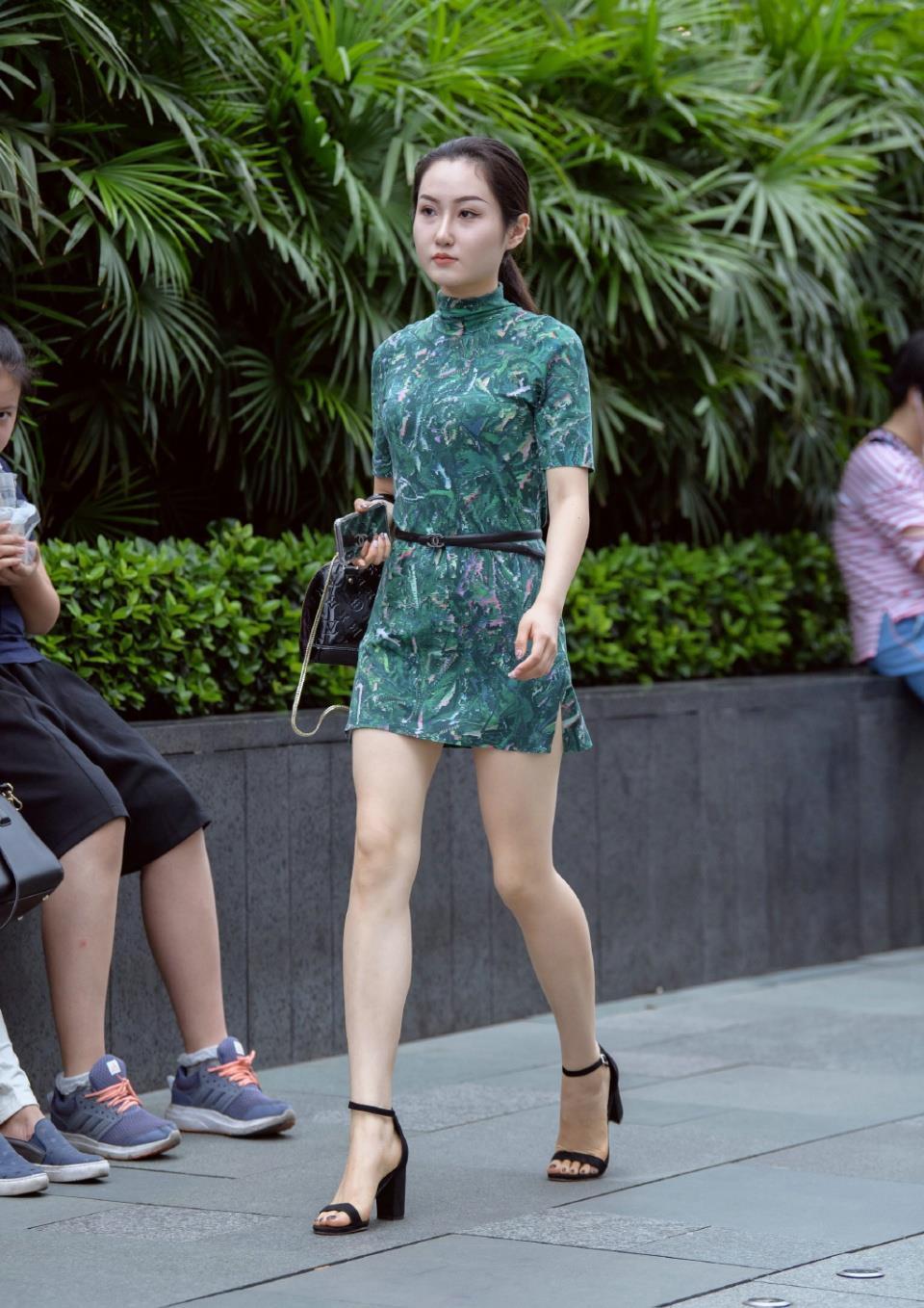 小姐姐|碎花直筒裙,中领的设计非常显气质,轻松打造出靓丽减龄的美