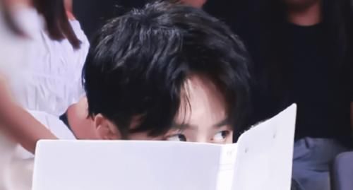 王一博太調皮被誤會,“不滿”選手砸話筒彈飛筆,藏在本后太可愛