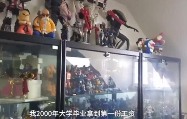 藏品$他花70万收老物件,房内摆满年代感玩具物件,男子:也没花太多