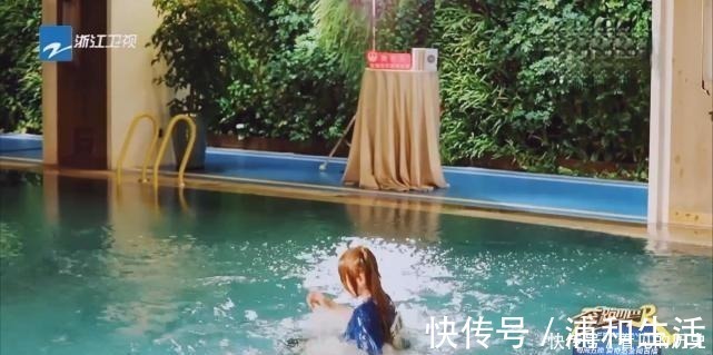 综艺感|李晨在跑男录制中突然“下跪”挡镜头,只为照顾身后的她,太暖心