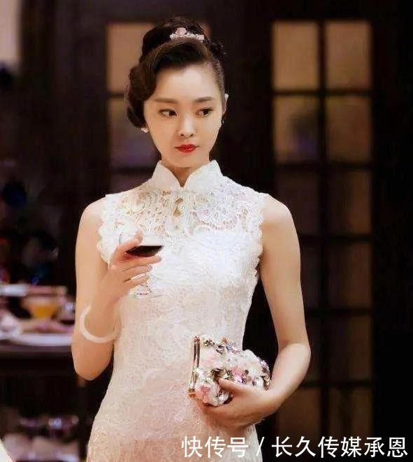 气质|央视主持刘芳菲气质惊艳,穿蓝色旗袍裙配复古发型,尽显东方美