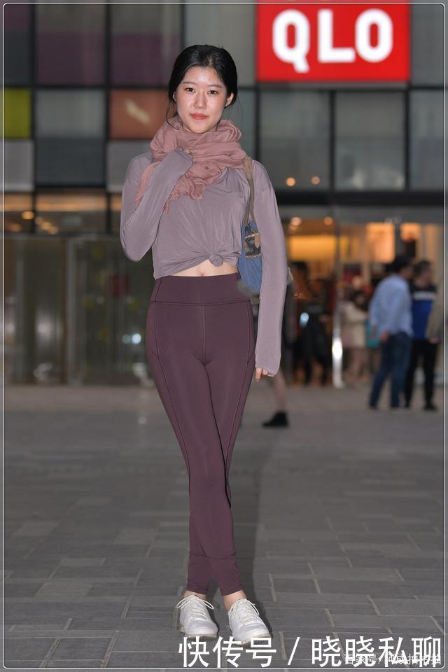 简单|一身简单运动穿搭,浅浅一笑温柔似水,气质出众