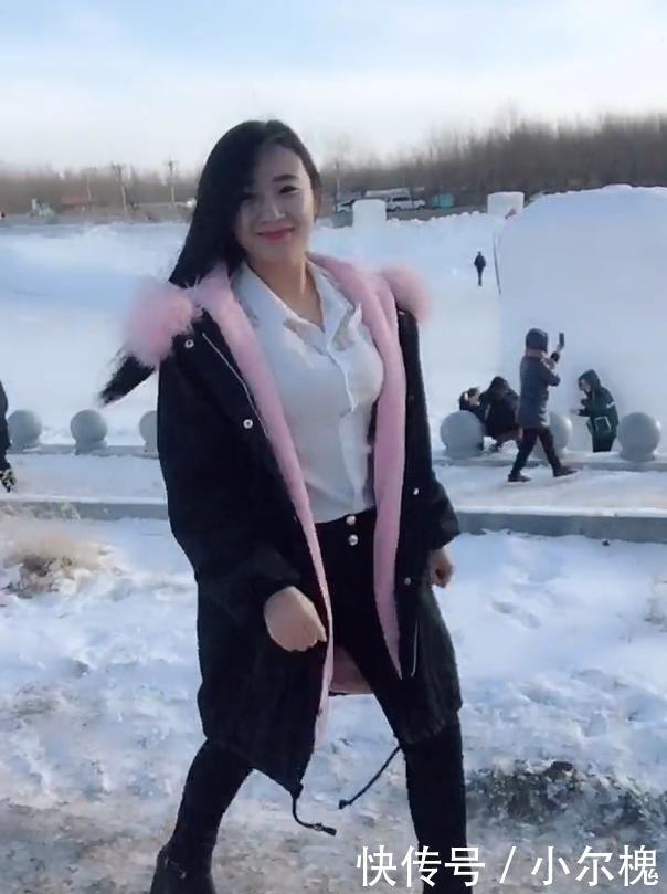 雪景中“衬衫外穿”美女,加上一件大衣,扬长避短!