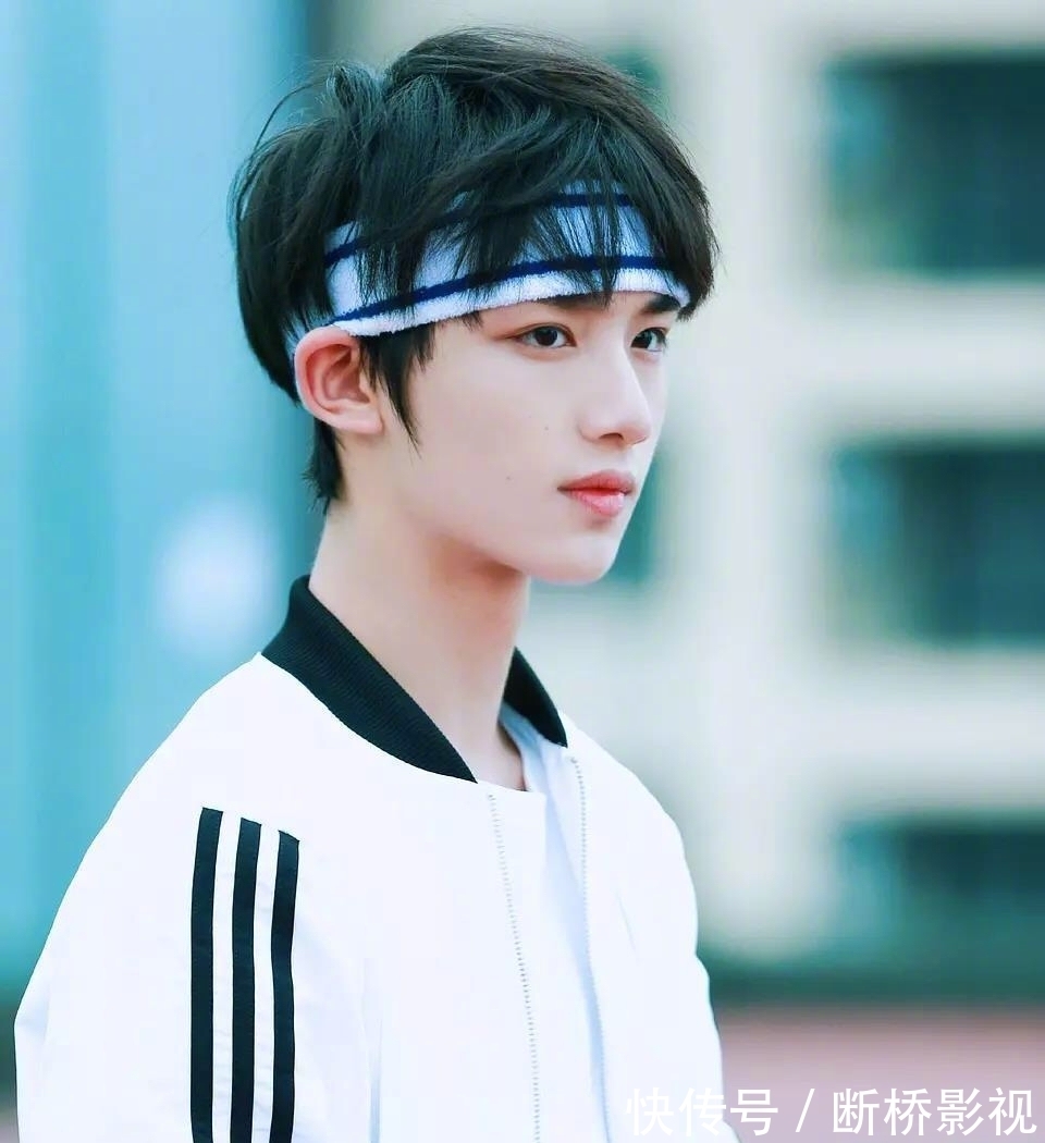 快本|丁程鑫加入快本,两边粉丝闹得不可开交,何炅却没在个人账号发话