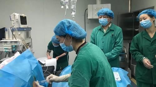 正在手术中的她，突然对医生喊道：我上不来气了，麻到脖子了