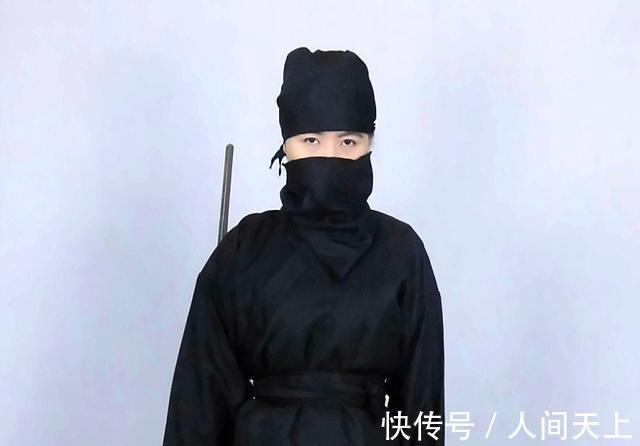 孩子|郎中治好孩子的病,却被孩子父亲暴揍,房梁上跳下一人为郎中出气