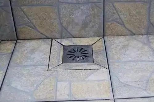 地漏装|卫生间地漏万万不要这样装，我家入住就知有多坑，后悔现在才发觉