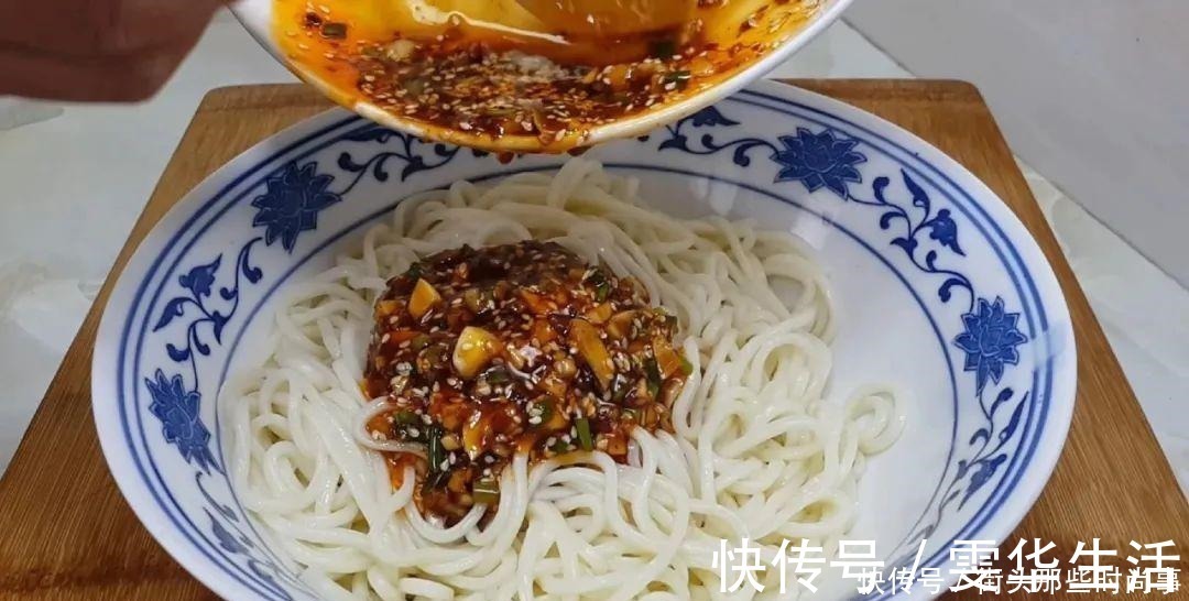 好吃|我家面条就爱这么吃，筷子一搅，做出创意凉拌面，比凉皮劲道好吃