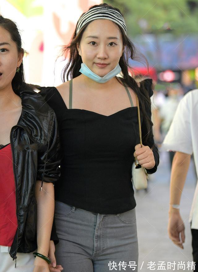 吊带裤 黑色露背长袖搭配灰色九分打底裤,整体低调沉稳,气质干净素雅