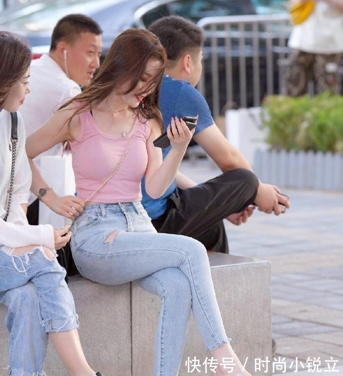 小姐姐 四十岁的阿姨依旧有少女感,时髦粉色背心,展现独特魅力!