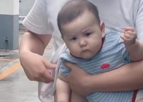 萌娃|“坑娃老爹”带娃躲雨照火了,凑近一看,萌娃脸上的表情“亮”了