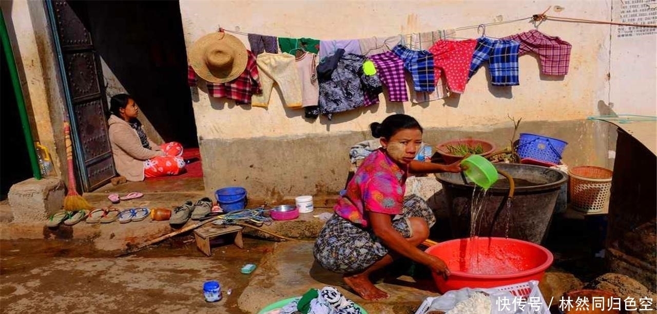 改为|此国人民纷纷将出身改为汉族,使用人民币,并坚称:自己是中国人