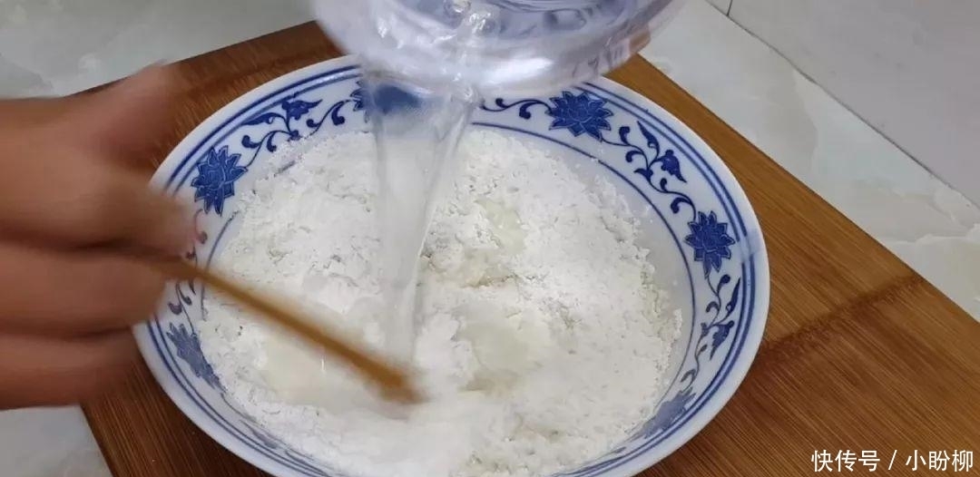 1斤面粉, 1斤水, 教你自制油酥烧饼, 出锅后香酥到掉渣, 越吃越香