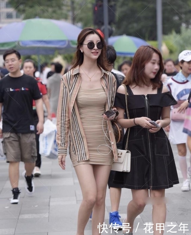 卡其色裹身裙外搭竖纹衬衫，女生穿了美丽，金项链展现贵妇气质