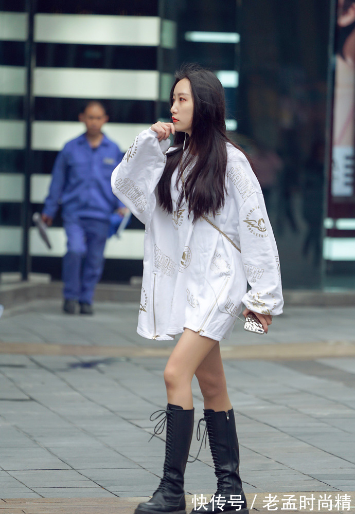 重庆|重庆街拍,撞色卫衣搭配牛仔裤,性感与时髦并存!